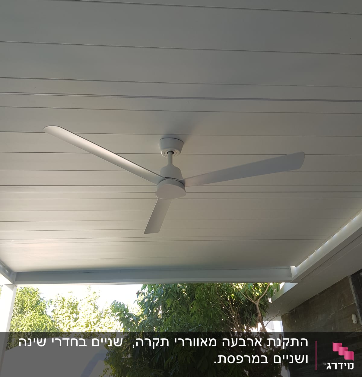 מאוורר תקרה מותקן על תקרה לבנה